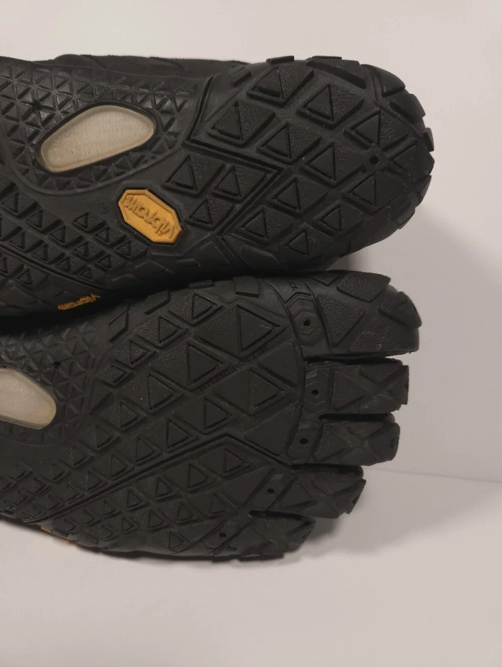 Vibram FiveFingers V-Trail 2.0 Men Size 11-11.5 19M7601 Black Yellow Vibram EUC!
